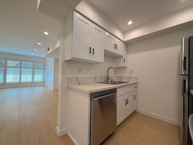 Building Photo - Newly-Updated 1 Bedroom Apartment with Laundry In-Unit in West Hollywood