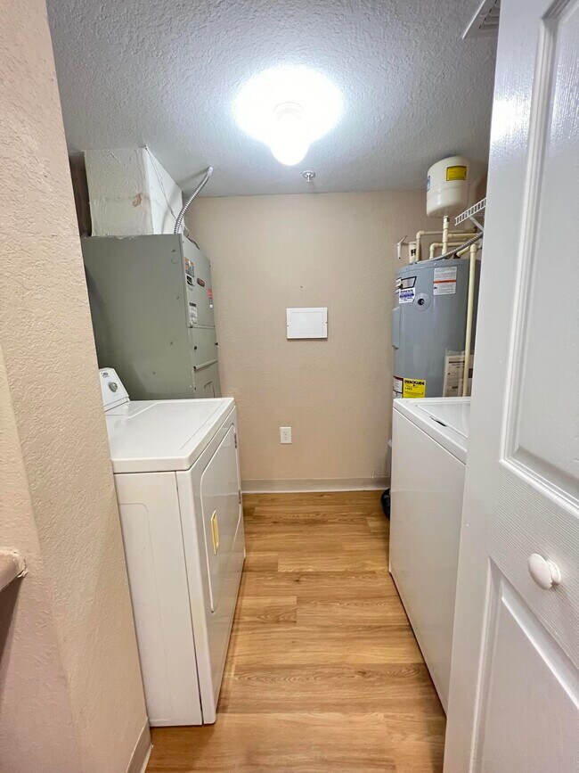 Building Photo - 181 SW Palm Dr