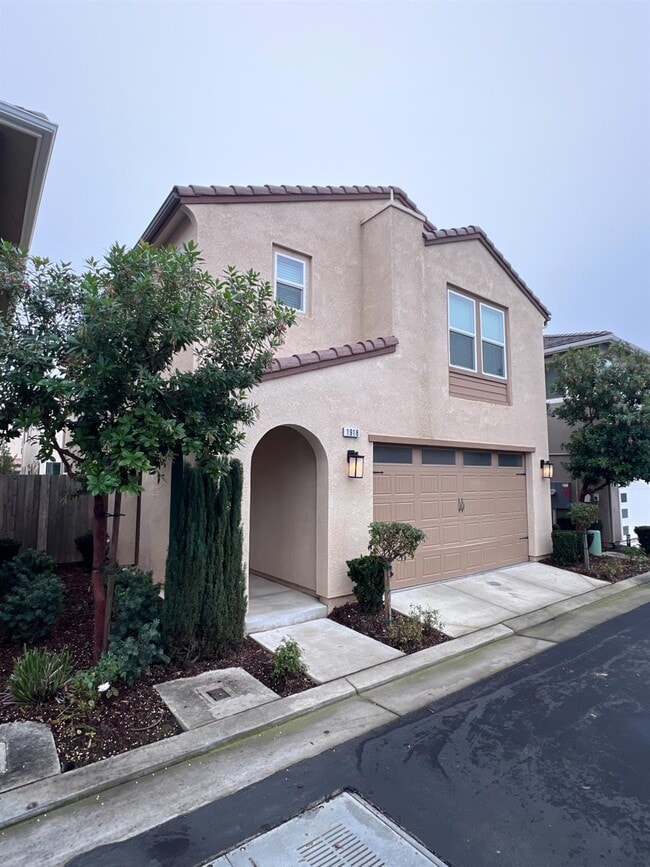 Building Photo - 1918 Oak Ln