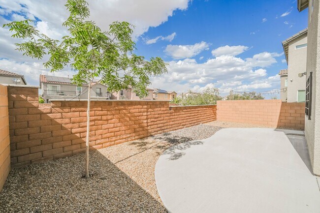 Building Photo - READY FOR MOVE-IN ROOF TOP DECK