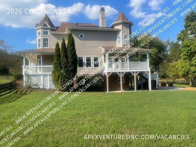 Building Photo - 2026 Cedarmont Dr