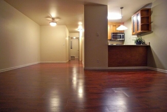 Building Photo - Large spacious one bedroom with private patio