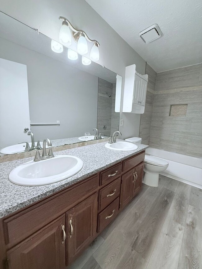 Building Photo - Downtown Sugar Hill Townhome - 2 bed/1.5 bath end unit