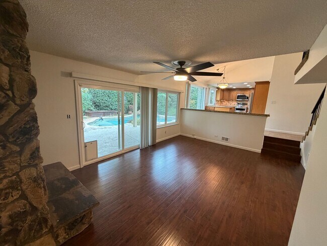 Building Photo - 4 Bedroom | 3 Bathroom | Home in Roseville