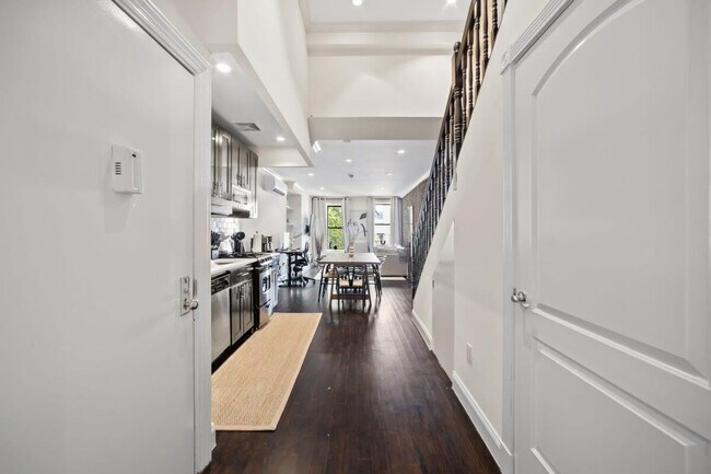 Building Photo - 323 E 78th St