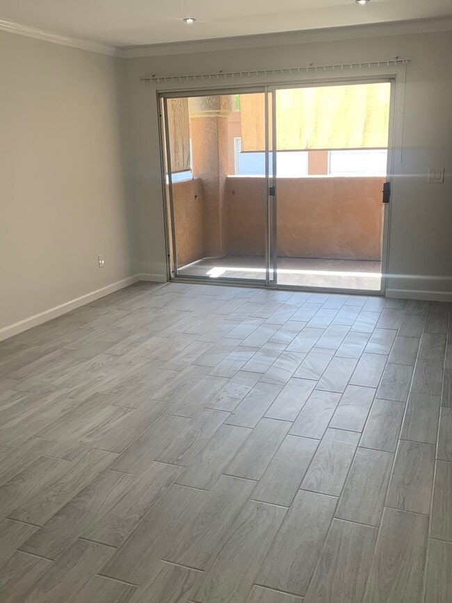 Building Photo - Lakeshore 6E