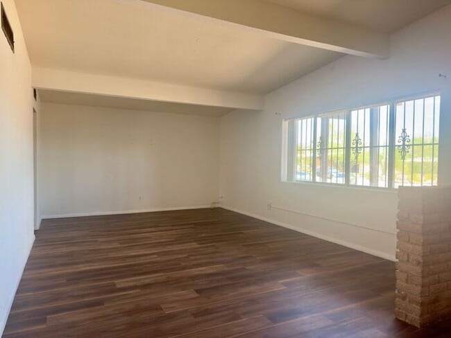 Building Photo - Eastside home- 4 bedroom/ 2 bathrooms, poo...