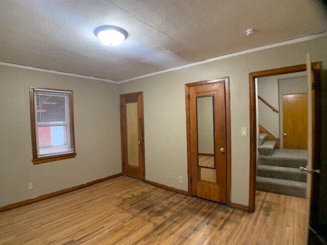 Building Photo - 1130 6th St E
