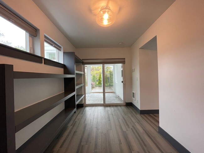 Building Photo - Charming 1Bed 1Bath Modern 2 Story Cottage with Fabulous Updates! Washer & Dryer Hook-ups!