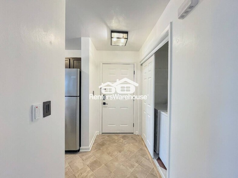 Building Photo - 1843 Chantilly Ct
