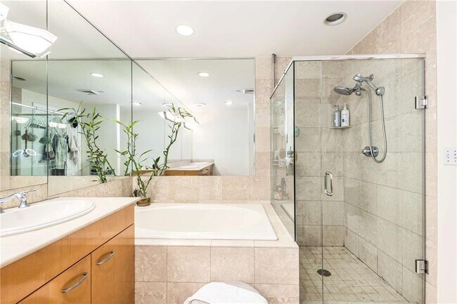 Building Photo - 700 Park Regency Pl NE