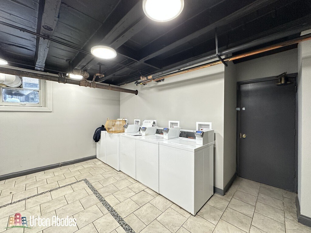 Building Photo - 727 W Belmont Ave