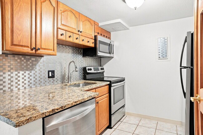 Building Photo - $1,395.95 - 1 Bed, 1 Bath Condo in Downtown Denver with Central AC, and Building amenities.