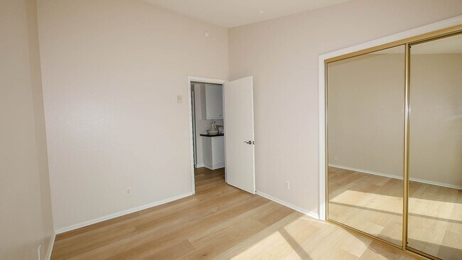 Building Photo - Updated 4BR Townhome in La Jolla Shores He...