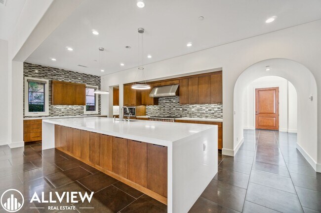 Building Photo - Luxurious and Rare 5 Bed 5.5 Bath Located ...