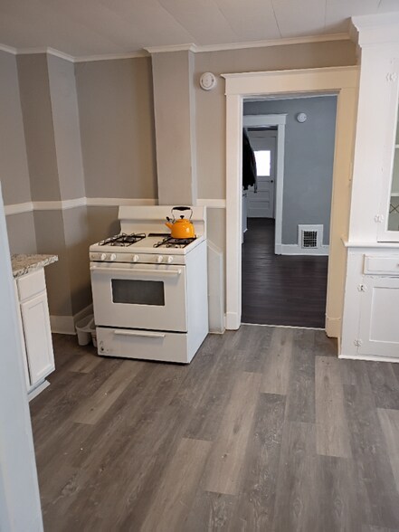 Building Photo - 19 Seymour St