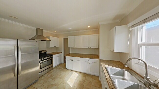 Building Photo - Charming 2BR Duplex Near SB Bowl w/ 1 car ...