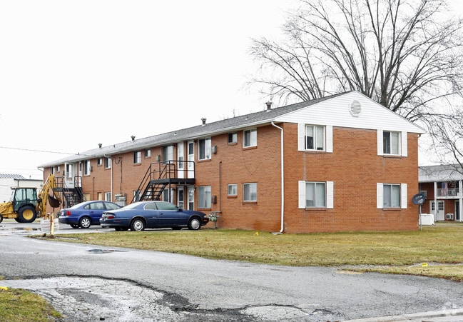 Building Photo - 1800 Queenswood Dr