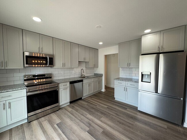 Building Photo - Spacious 5 Bed 3 Bath Home Walking Distanc...