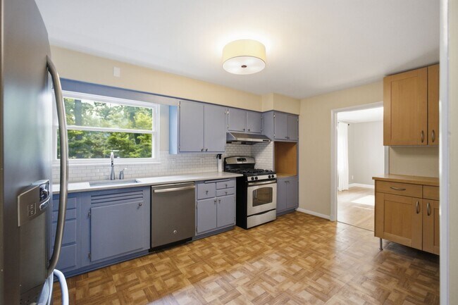 Building Photo - 10715 Clermont Ave
