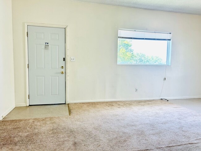 Building Photo - 301 E Grandview Dr