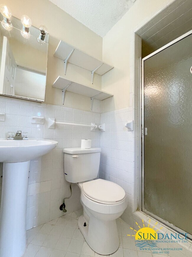 Building Photo - 3 Bedrooms Home With a Pool