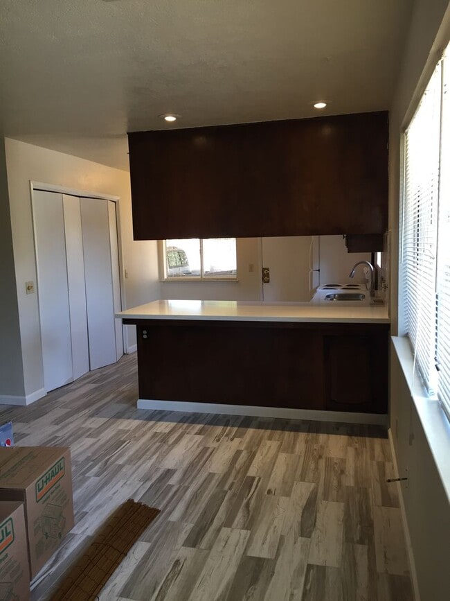 Building Photo - 407/409E. Alexander