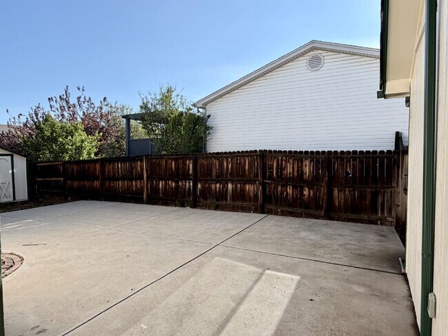 Building Photo - Spacious 4 bedroom, 3 bathroom home in the heart of Aurora is ready for immediate move in! Conven...