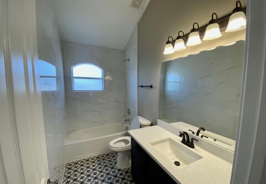 Building Photo - 753 Desert Star Dr