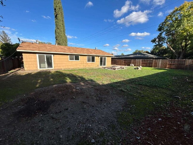 Building Photo - 2170 McGregor Dr