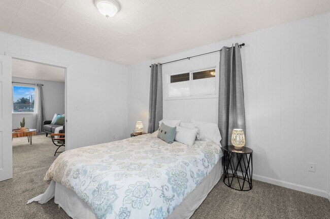 Building Photo - 420 E Sanson Ave