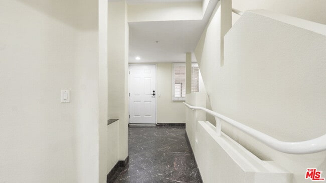 Building Photo - 420 Riverdale Dr