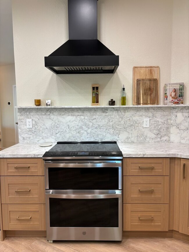 Building Photo - 879 Fall River Trail