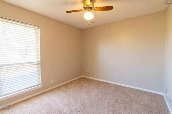 Building Photo - 505 W Coleman Ave