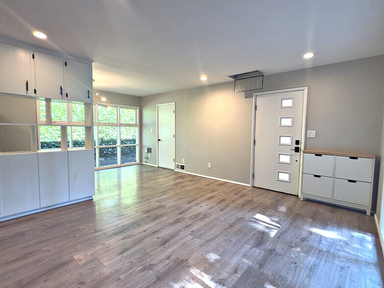 Building Photo - 1111 NE 112th Ave