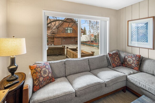 Building Photo - Downtown Anchorage Two Bedroom Two Bath (101)