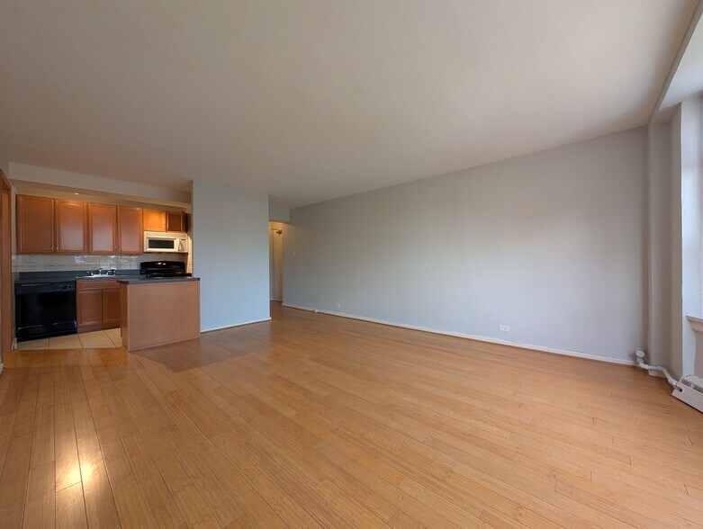 Building Photo - 429 W Wellington Ave