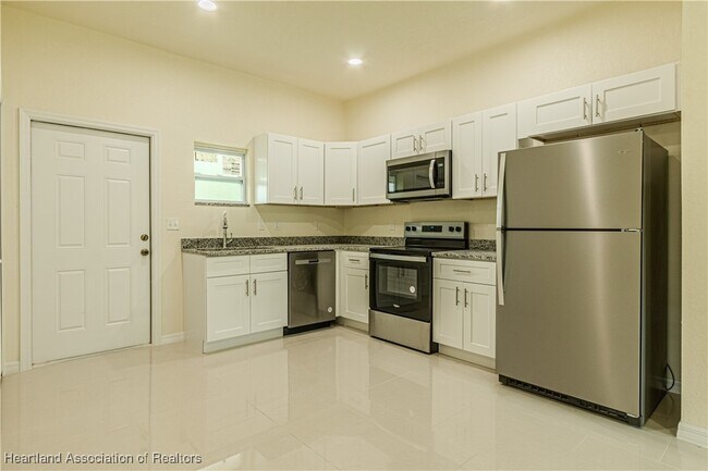 Building Photo - 3210 Oleander Dr