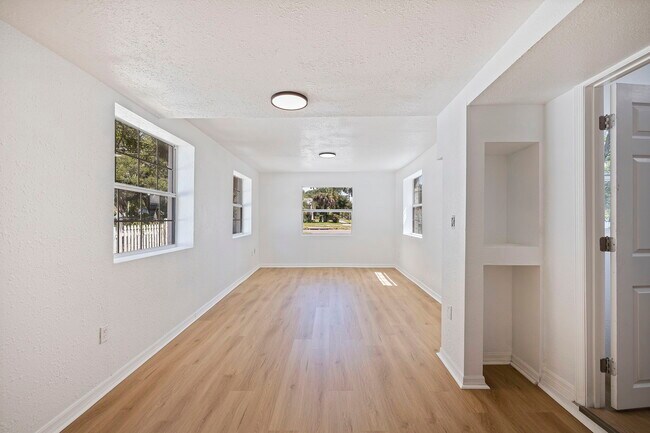 Building Photo - 2710 22nd Ave S