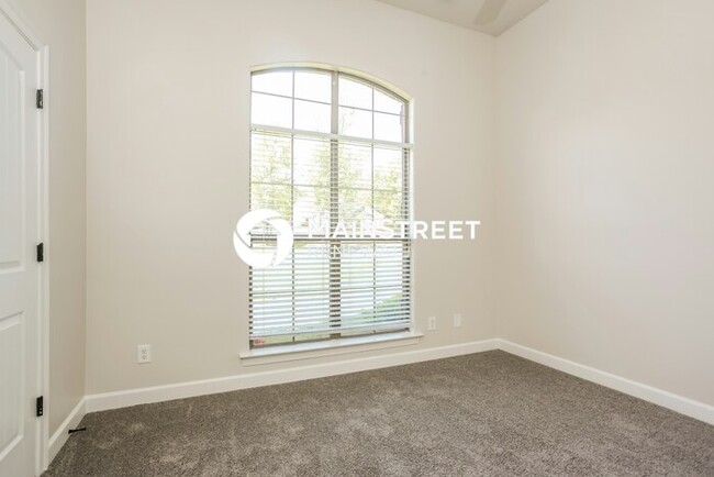 Building Photo - 10105 Cypress Lake Dr