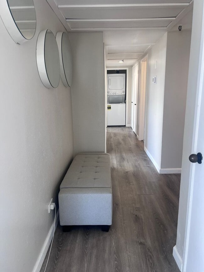 Building Photo - 2 Bedroom, 2 Bath, 2 Parking, AC at Iolani Court Plaza