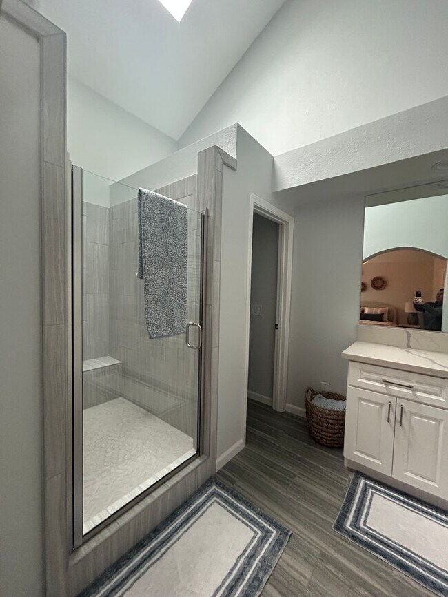 Building Photo - 2 Bed 2.5 bath townhome located on the golf course!