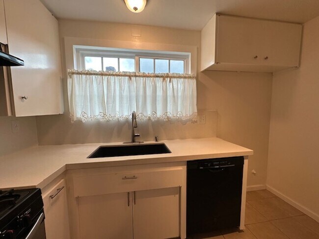 Building Photo - Stunning 5 bedroom tree lined cul-de-sac street in West Hills