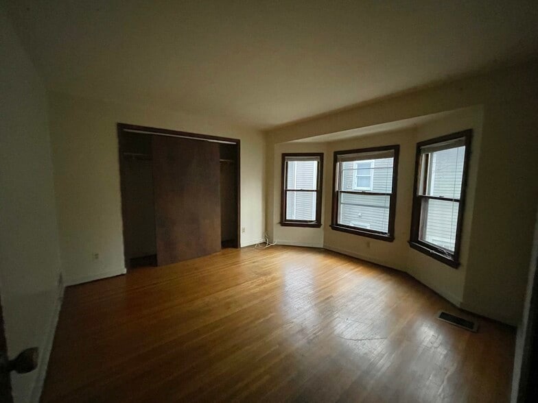 Building Photo - 652 University Ave