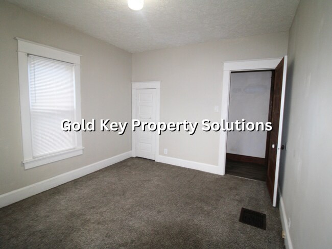 Building Photo - 815 N Elm St