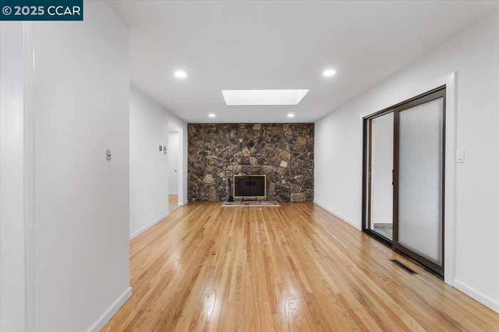 Building Photo - 987 Vía Bregani