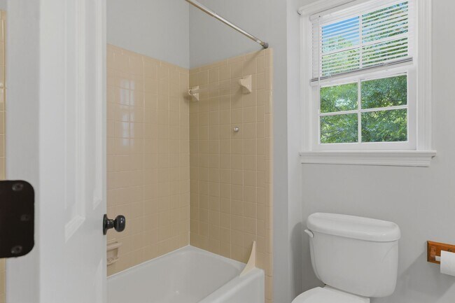 Building Photo - Charming Mount Pleasant Townhouse