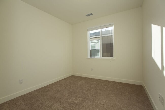 Building Photo - 4 bedroom, 2.5 bathroom home in Golden Val...