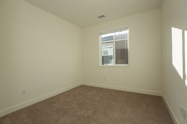 Building Photo - 4 bedroom, 2.5 bathroom home in Golden Valley.  washer/dryer/refigerator included