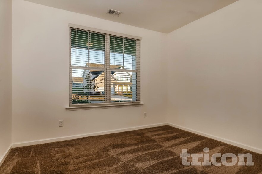 Building Photo - 173 Everett Sq